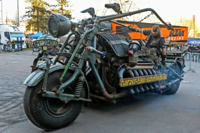 Самый тяжеловесный мотоцикл в мире оснащён танковым двигателем (2 фото + видео)
