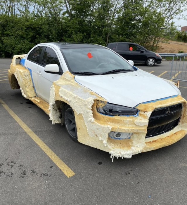 Странные и неожиданные автомобили, замеченные на парковках Walmart