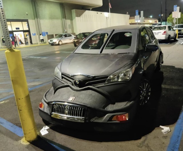 Странные и неожиданные автомобили, замеченные на парковках Walmart