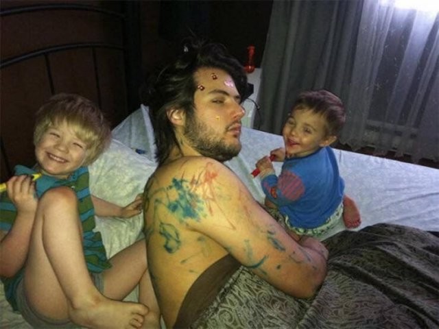 С детьми не соскучишься: родительские будни в прикольных картинках (21 фото)