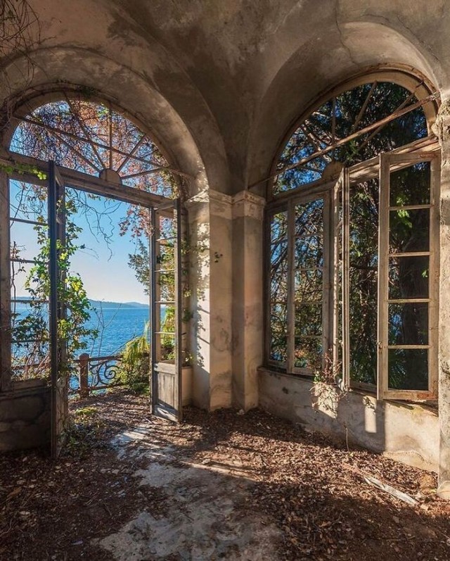 Красота запустения: забытые места, которые всё ещё говорят (21 фото)