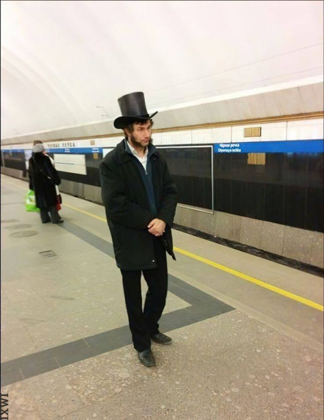 Самые неожиданные и безумные наряды пассажиров общественного транспорта