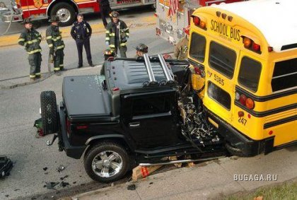 Хаммер врезался в школьный автобус (фото)