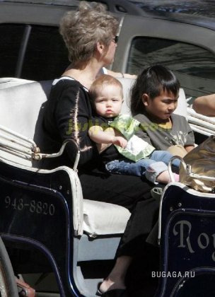 Брэд Питт и Анджелина со своими детками
