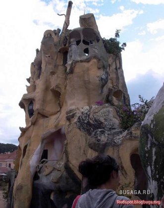 Замок высеченный из камня