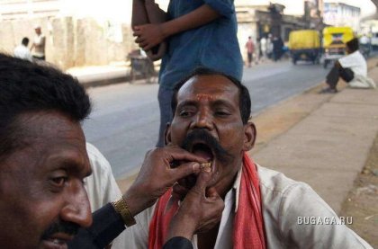 Уличный дантист в Индии