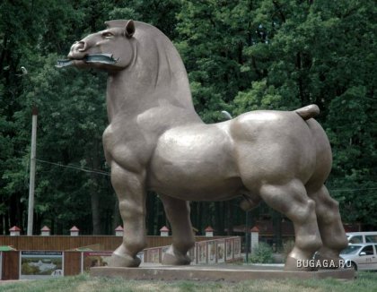 В Воронеже поставили памятник коню (!)